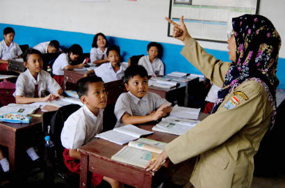Rambut Anaknya Dipotong, Orangtua Siswa Paksa Cukur Rambut Guru