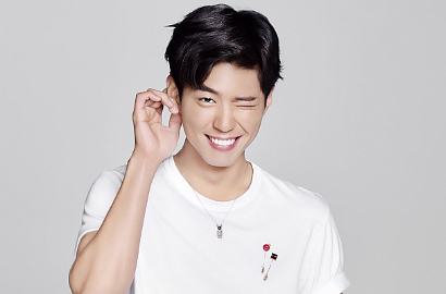 Sambut Ultah, Kerennya Fans Pasang Iklan Raksasa Park Bo Gum di Stasiun