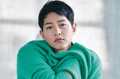 Awas Baper, Manisnya Song Joong Ki Peluk dan Bantu Ikat Rambut Fans Ini