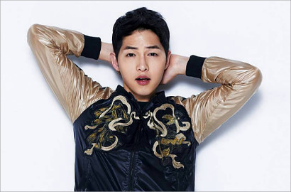 Fans Langsung Protes Usai Foto Song Joong Ki Diduga Dijadikan Sasaran Golf