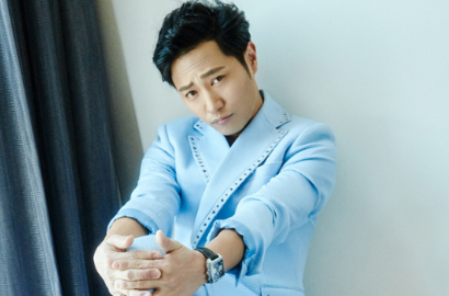 Asyik Minum Kopi di Paris, Jari Kelingking Jin Goo Malah Bikin Salah Fokus