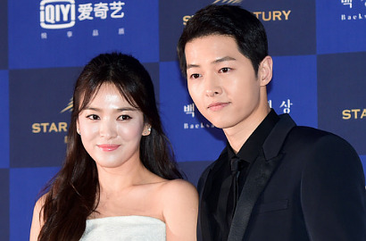 Cieee, Song Joong Ki Genggam Erat Tangan Song Hye Kyo di Baeksang Awards