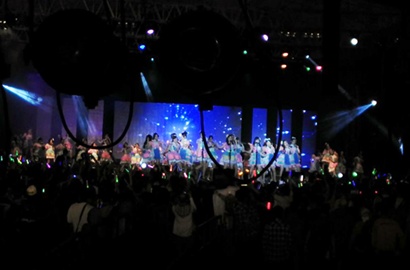 Meriah, JKT48 Nyanyikan 'Nakinagara Hohoende' Versi Jawa di Konser Surabaya