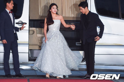 Usai Gandengan, Song Joong Ki Rangkul Bahu Song Hye Kyo di Baeksang Awards