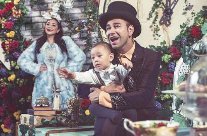 Foto Bareng Rafathar dan Raffi, Nagita Tampil Cantik Ala Alice in Wonderland