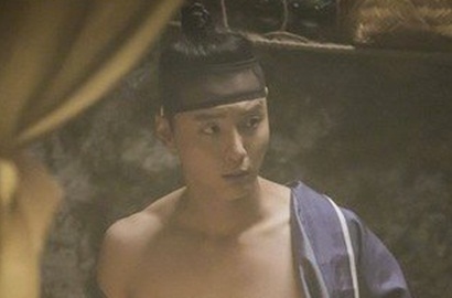 Bikin Fans Meleleh, Yoon Shi Yoon Pamer Six-Pack di 'Witch Exemplar'