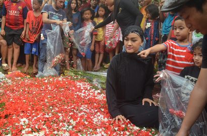 Jelang Puasa Ramadan, Julia Perez Ziarah ke Makam Ayahanda
