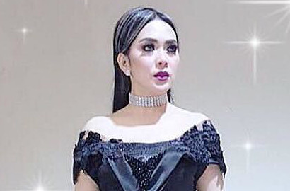 Syahrini Nangis Saat Hadiri Wisuda Keponakan di Pesantren, Kenapa?