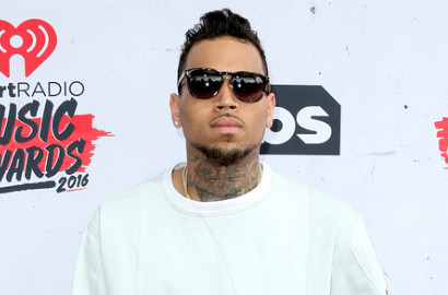 Chris Brown Bantah Injak Kepala Fans Meski Terekam Kamera