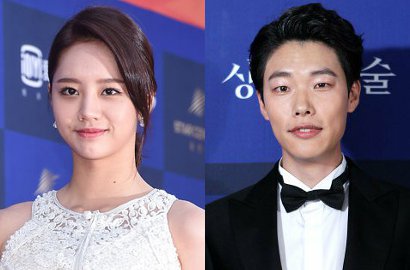 Reuni 'Reply 1988' di Baeksang, Hyeri Bikin Baper Foto Bareng Ryu Jun Yeol