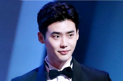 Ditolong Saat Kesusahan, Reporter Ini Terharu Kebaikan Lee Jong Suk