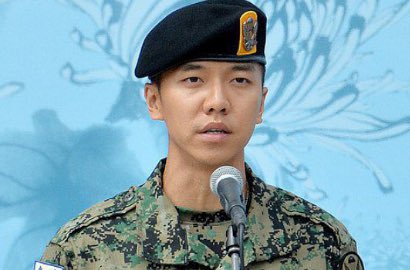 Dihadiri Presiden, Lee Seung Gi Nyanyikan Lagu Nasional di Peringatan Perang Korea