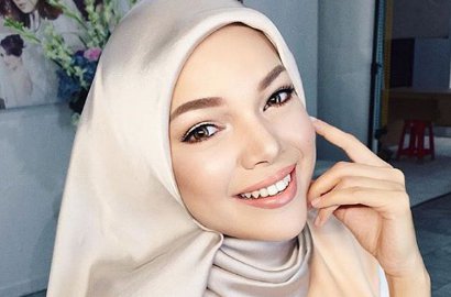 Romantis, Dewi Sandra Berburu Makanan Sahur Pakai Motor
