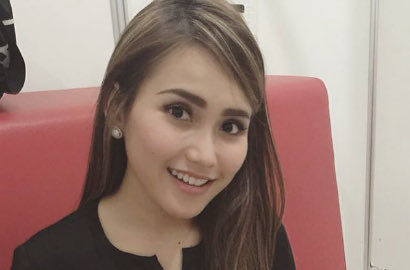 Pakai Gaun Putih Ala Ratu, Ayu Ting Ting Malah Dibilang Kayak Hantu