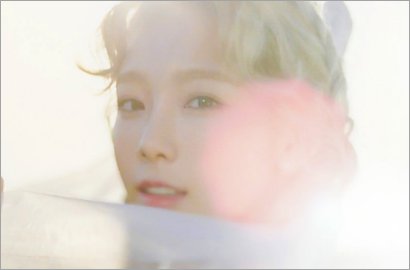 Tae Yeon SNSD Bersayap Bak Bidadari di Iklan Game Mobile