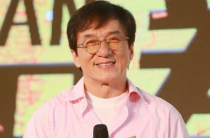 Bikin Malu, Jackie Chan Ketahuan Pakai Sepatu Yeezy Palsu