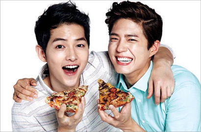 Sambil Rangkulan, 'Mesranya' Song Joong Ki Suapi Park Bo Gum Pizza Lezat