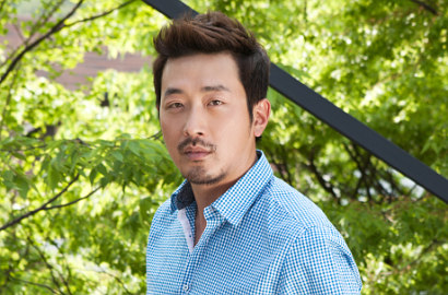 Kasihan, Ha Jung Woo Terjebak Reruntuhan di Poster Film 'Tunnel'