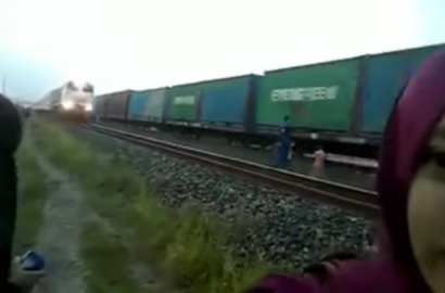 Ini Video Detik-Detik Kereta Api Serempet Anak Kecil di Brebes