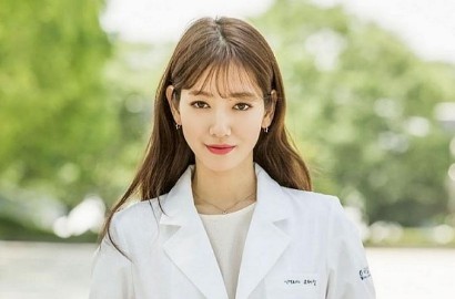 Pakai Seragam SMA, Park Shin Hye Pasang Wajah Galak di Foto Adegan 'Doctors'