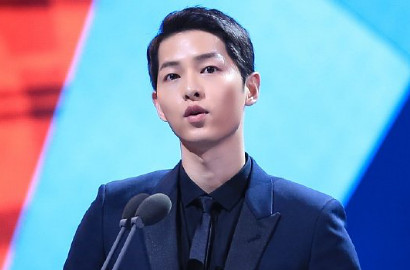 Tak Punya Six Pack, Song Joong Ki Pede Pamer Perut Gembul di Majalah