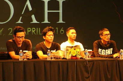 Promosi 'Sing Legends', Ariel NOAH Pose Tiduran di Atas Tumpukan Album