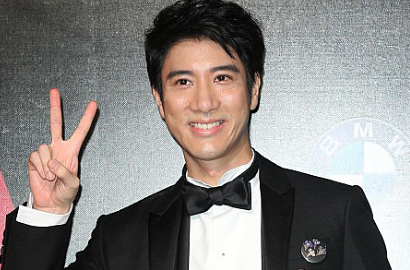 Penuhi Keinginan Sang Ibu, Wang Lee Hom Raih Gelar Doctor di Amerika