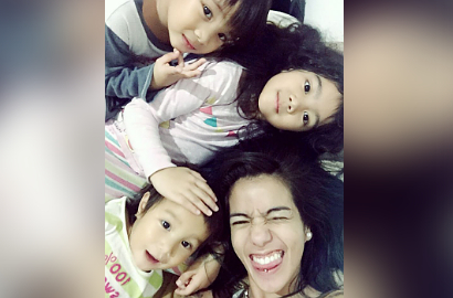 Biarkan Teman Ciuman di Depan Anak-Anaknya, Sheila Marcia Diprotes