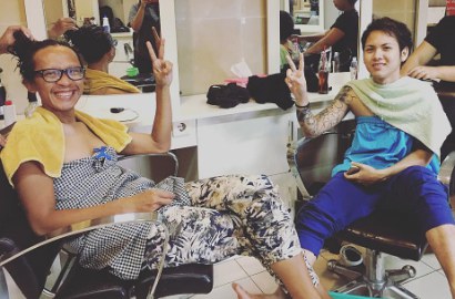 Kompak Pakai Kemben, Pose Aming Lebih Feminin dari Istrinya Bikin Ngakak