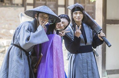 Bikin Penasaran, Yoon Shi Yoon-Kim Sae Ron Pamer Wajah Serius di 'Witch Exemplar'