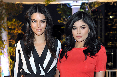 Pose Menggoda dengan Busana Renang, Lebih Seksi Kylie Atau Kendall Jenner?