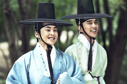Xiumin EXO Tampil Unyu, Yoo Seung Ho Tersenyum Licik di Poster 'Kim Sun Dal'