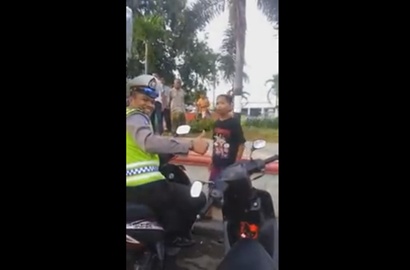Ngotot Ngaku Masih Kecil Saat Ditilang, Bocah Ini Bikin Ngakak Netter
