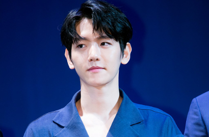 Imut Banget, Ini Reaksi Baekhyun Saat Sadar Pakai Kaos Gambar Cewek Seksi