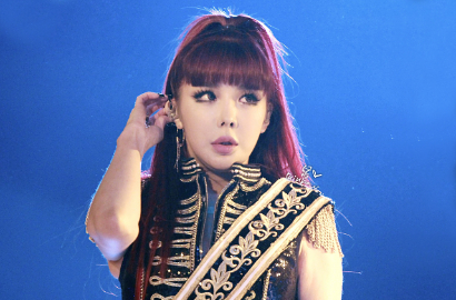 Diserbu Penggemar, Park Bom 2NE1 'Gelar' Fansigning Dadakan