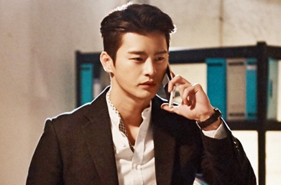 Pakai Jas dan Kacamata, Gantengnya Seo In Guk di Foto Adegan '38 Police Squad'