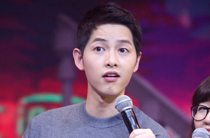 Girang Disambut Meriah, Song Joong Ki Asyik Potret Fans di Hong Kong