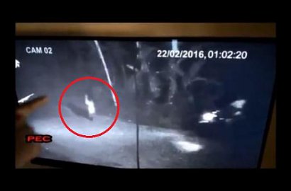 Terekam CCTV, Kuntilanak Ini Ganggu Pengendara Motor