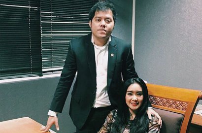 Makin Lengket, Cita Citata Bersandar Mesra ke Anggota DPR Amrullah