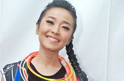 Rini Wulandari Nyanyikan Theme Song Opening Ceremony Piala Eropa 2016