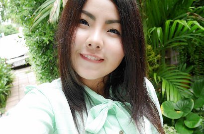 Pakai Gaun dari Kerupuk Udang, Gadis Thailand Jadi Terkenal di Medsos