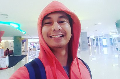 Kocaknya Gaya Feminin Raditya Dika Lagi Nyalon