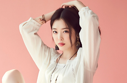 Selfie Tanpa Make Up, Sulli Seksi Pakai 'Daster' Berbelahan Dada Rendah