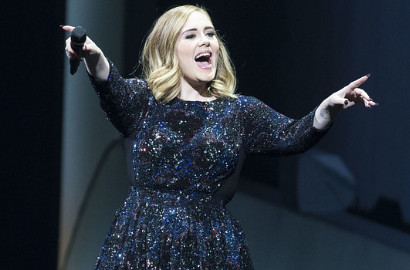 Lagi Konser, Adele Malah Ajak Fans Nonton Pertandingan Perancis vs Romania