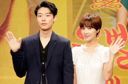Cieee, Ryu Jun Yeol Pijat Kaki Hwang Jung Eum Saat Syuting 'Lucky Romance'