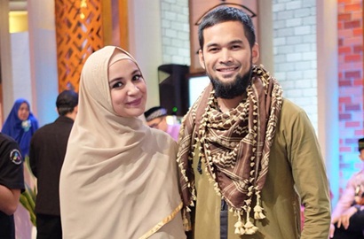 Wah, Teuku Wisnu Makin Nyaman dan Pede Pakai Gamis Panjang