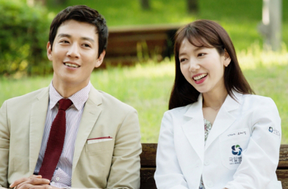 Romantis, Park Shin Hye Tiduran Bareng Kim Rae Won di Poster 'Doctors'