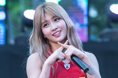 Tali Tanktop Lepas Saat Manggung, Ini yang Dilakukan Momo Twice