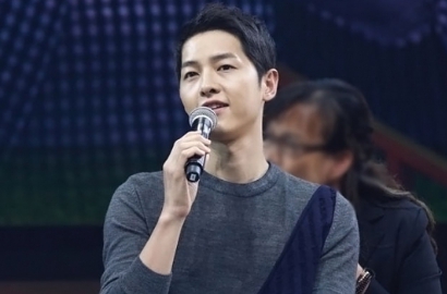 Bikin Malu, Song Joong Ki Kalah Adu Panco dengan Cewek di Fanmeeting