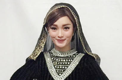 Zaskia Gotik Dipuji Cantik Saat Jualan Kolak Pakai Kebaya dan Sandal Jepit
